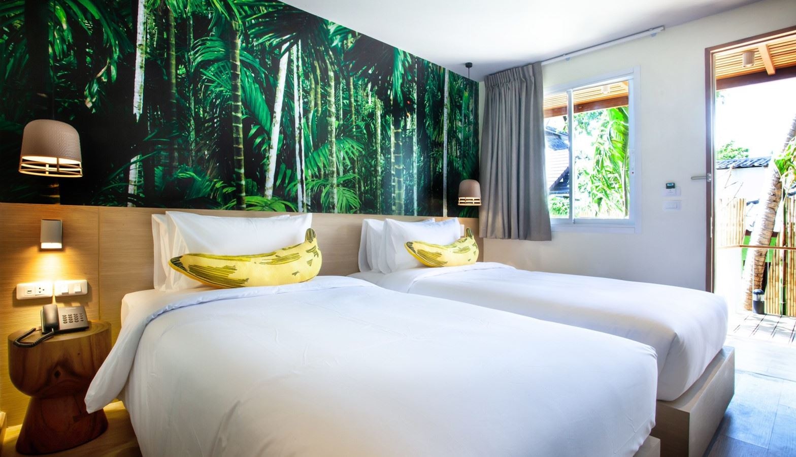 rooms-deluxe-pool-view