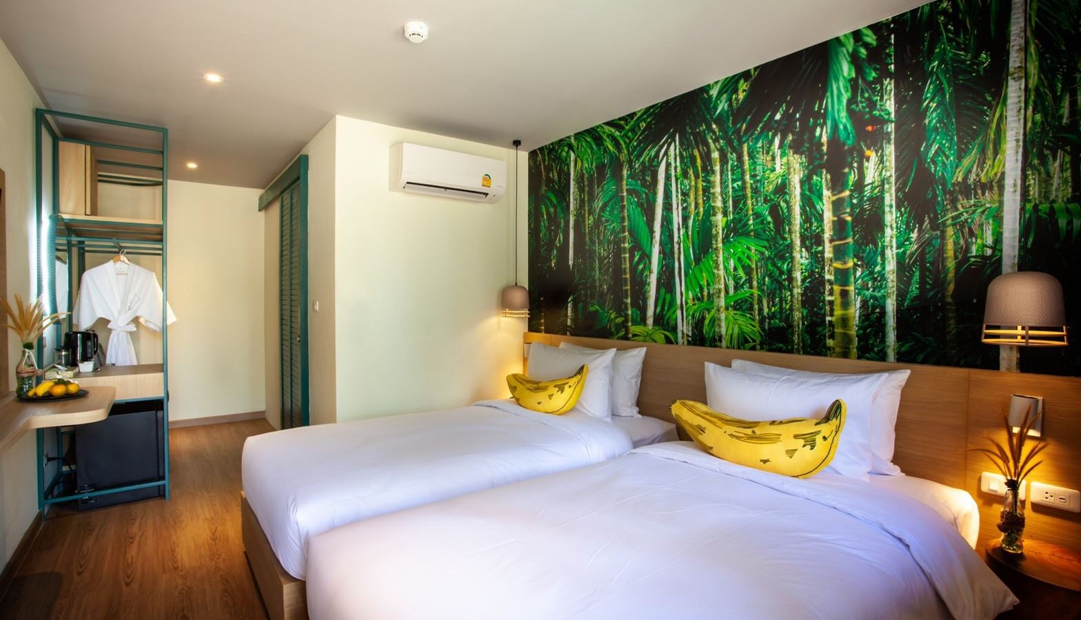 rooms-deluxe-pool-view