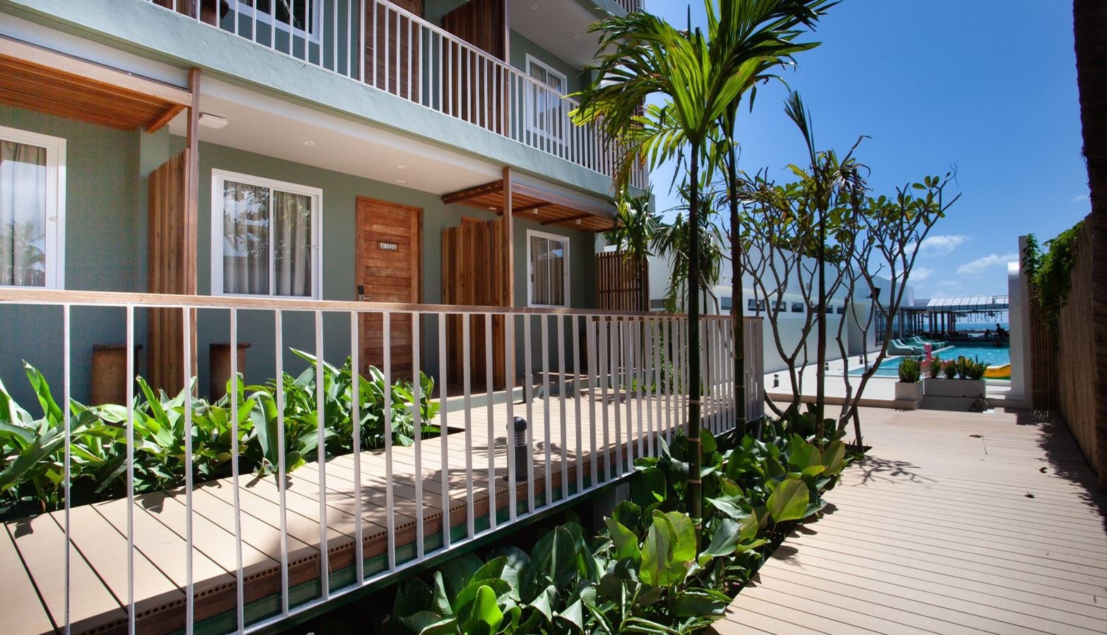 rooms-deluxe-pool-view