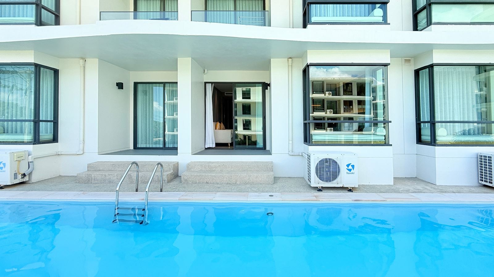 rooms-deluxe-pool-access