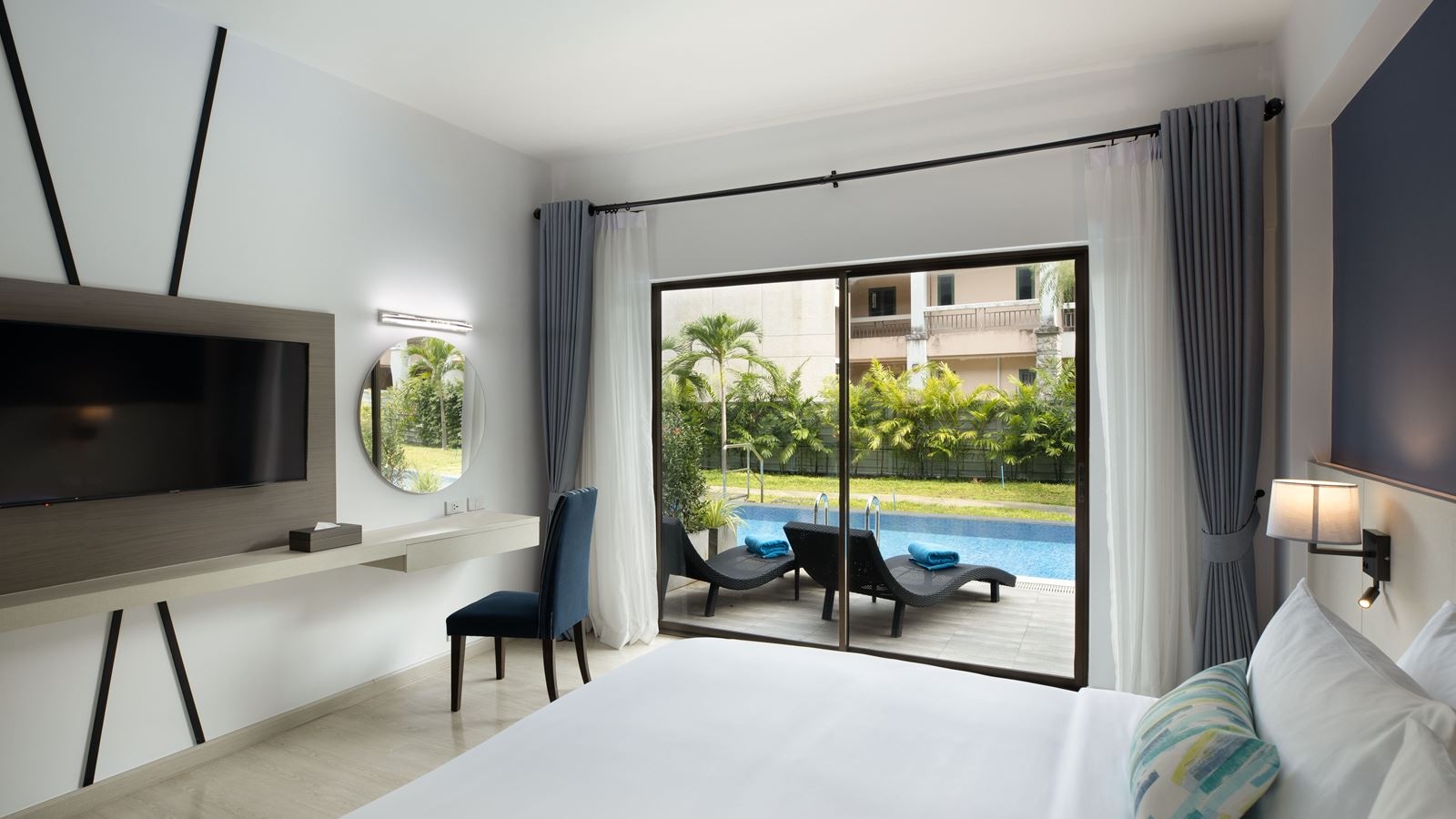 rooms-deluxe-pool-access