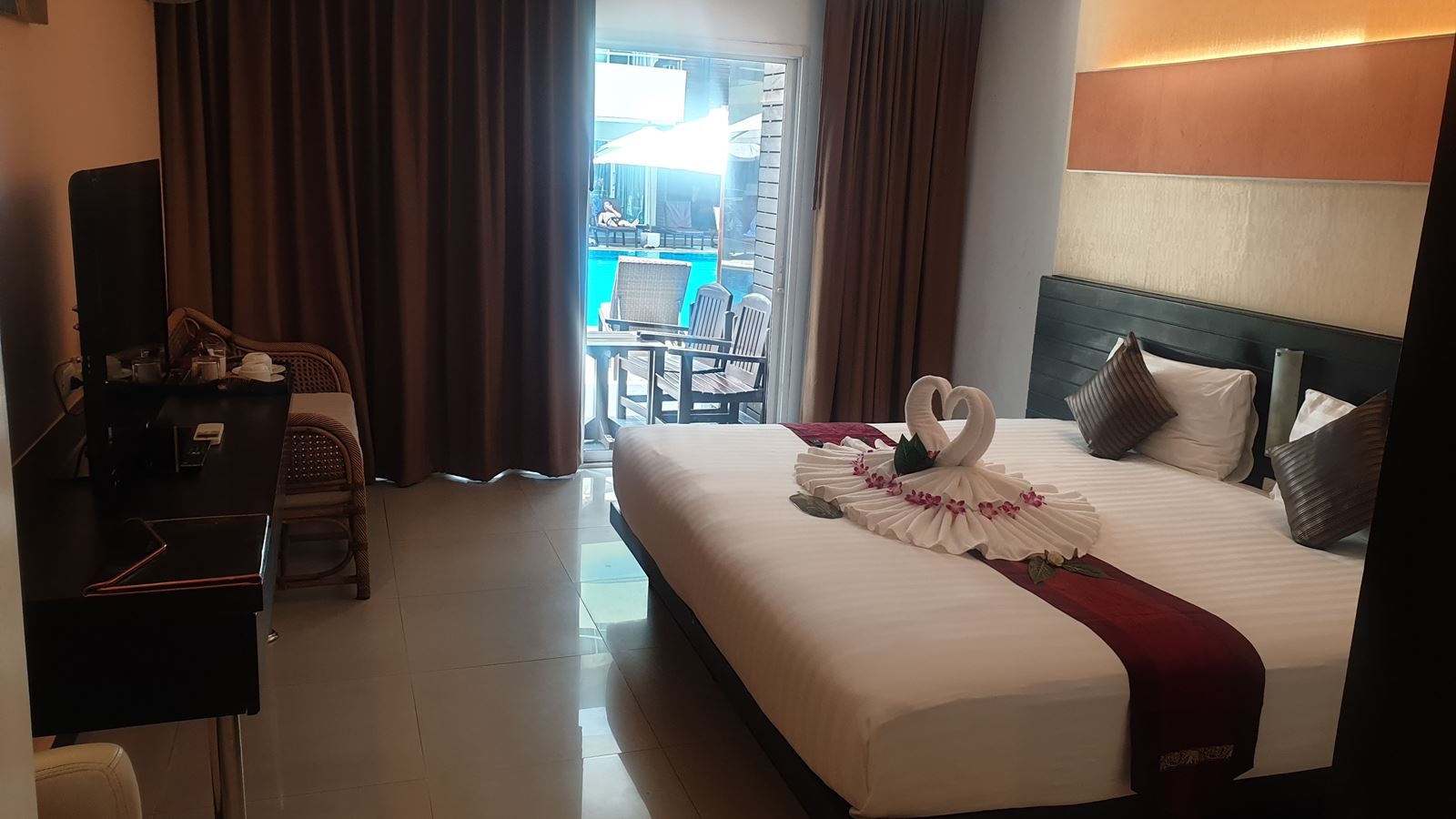 rooms-deluxe-pool-access-room