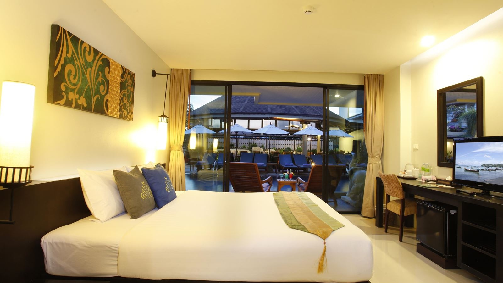 rooms-deluxe-pool-access-room