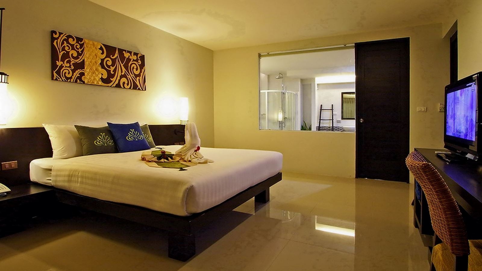 rooms-suite-room-pool-view