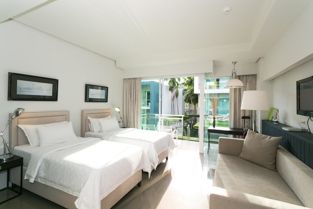 rooms-grand-pool-access