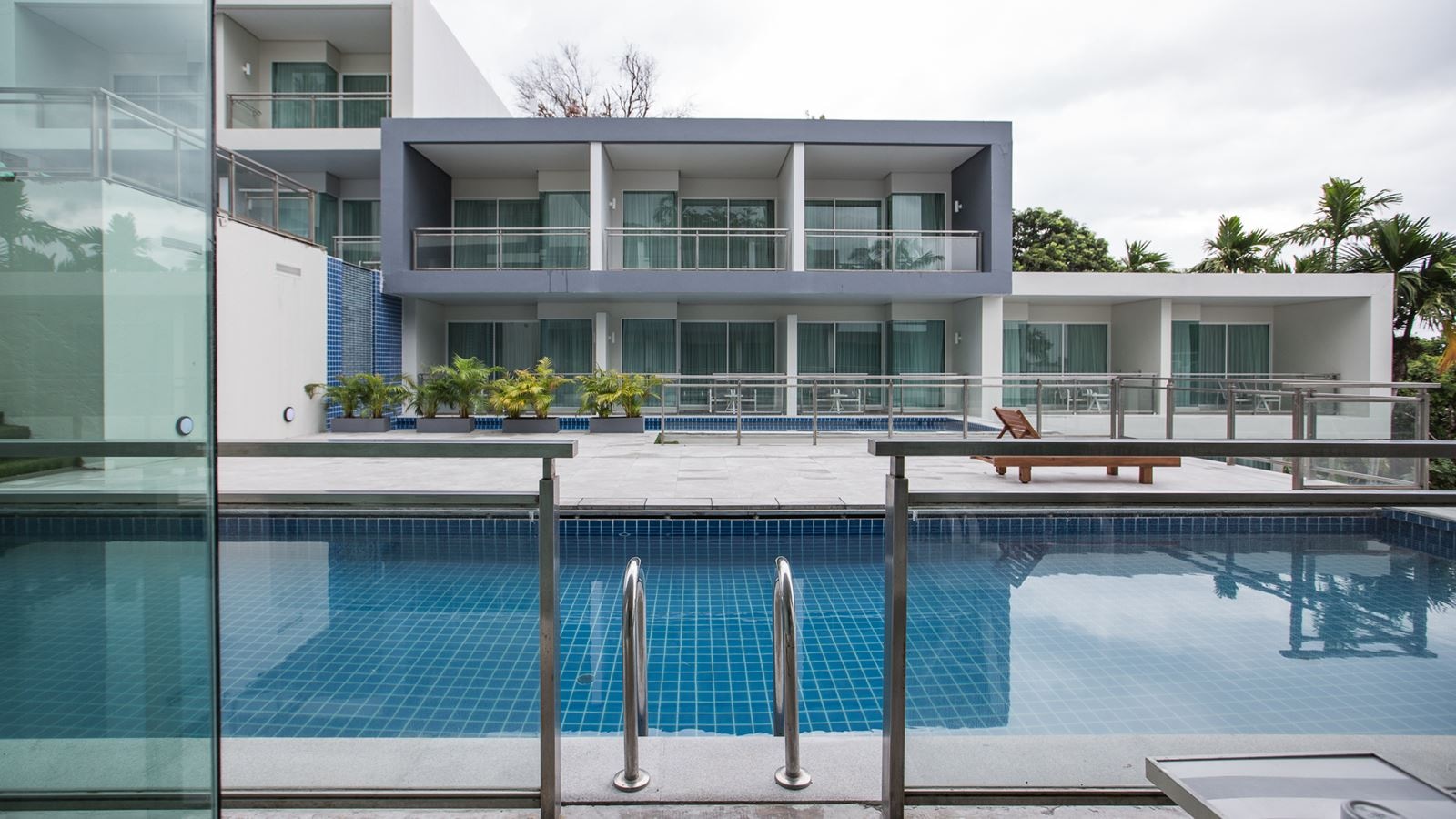 rooms-grand-pool-access