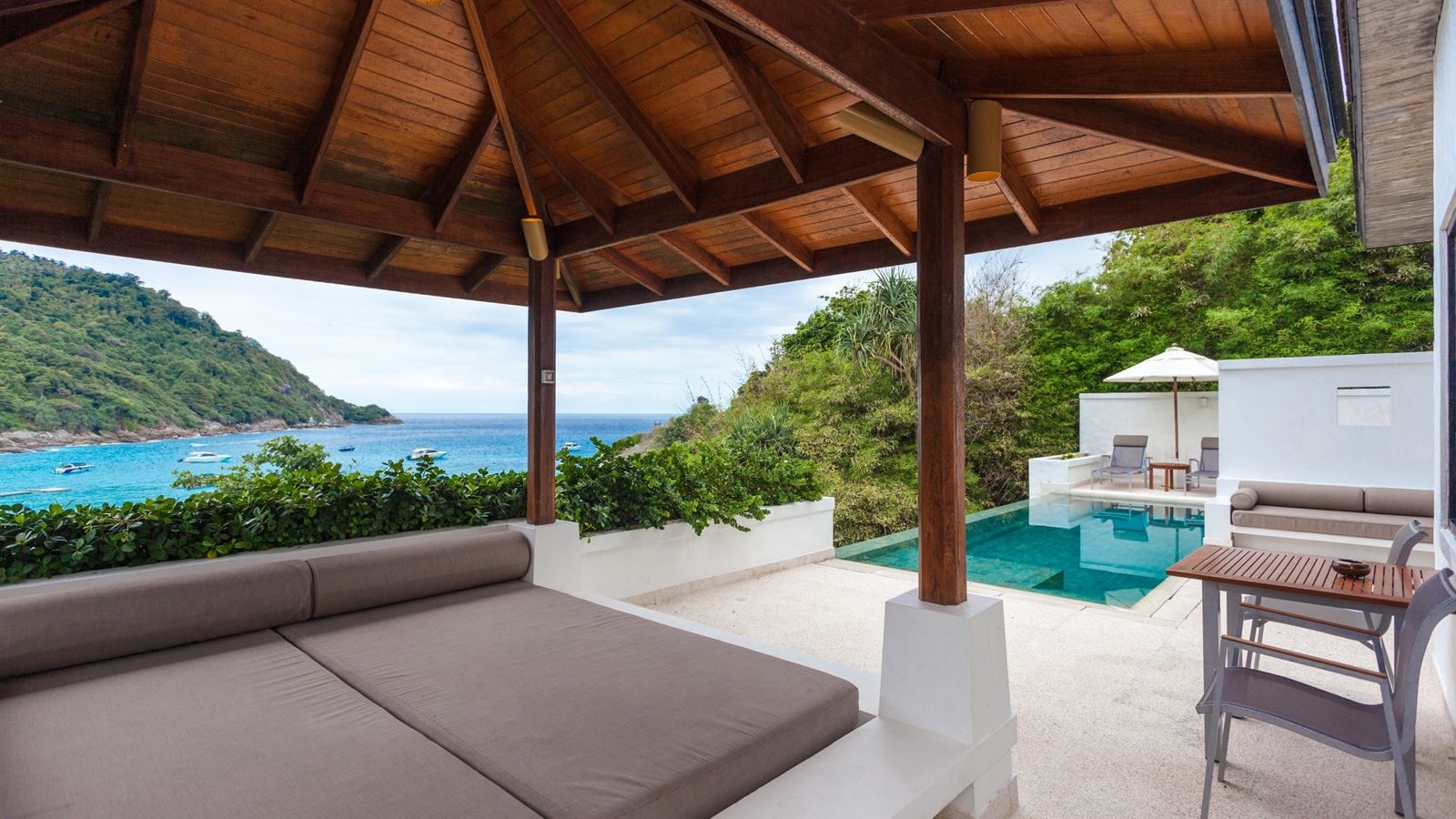 rooms-grand-pool-suite-sea-view