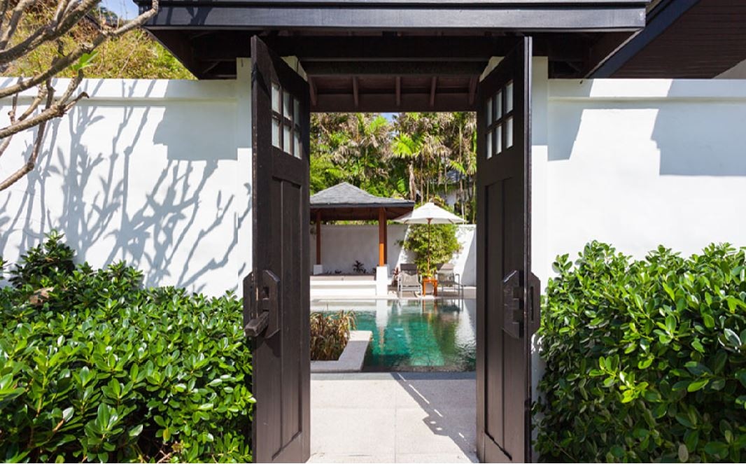 rooms-grand-deluxe-pool-villa-beachfront