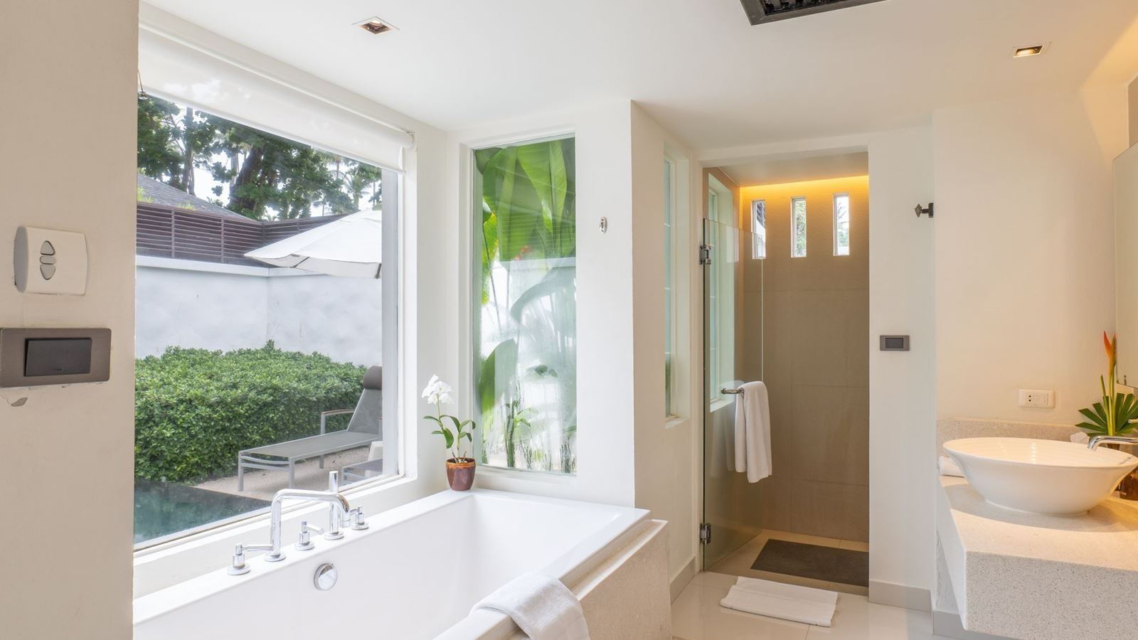 rooms-grand-deluxe-pool-villa-beachfront