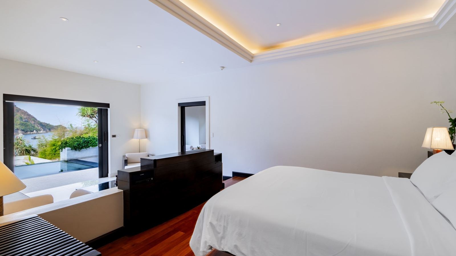 rooms-grand-pool-suite-with-partial-sea-view