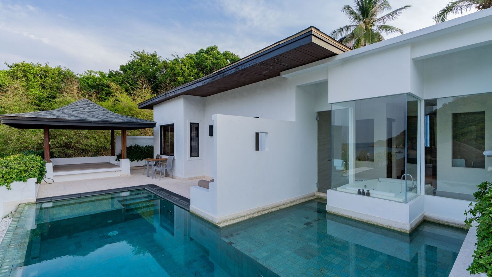 rooms-grand-pool-suite-with-partial-sea-view