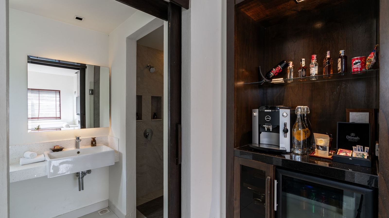 rooms-grand-pool-suite-with-partial-sea-view