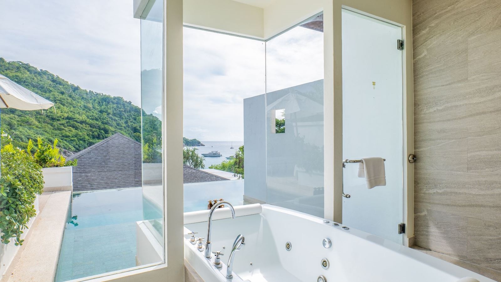 rooms-grand-pool-suite-with-partial-sea-view