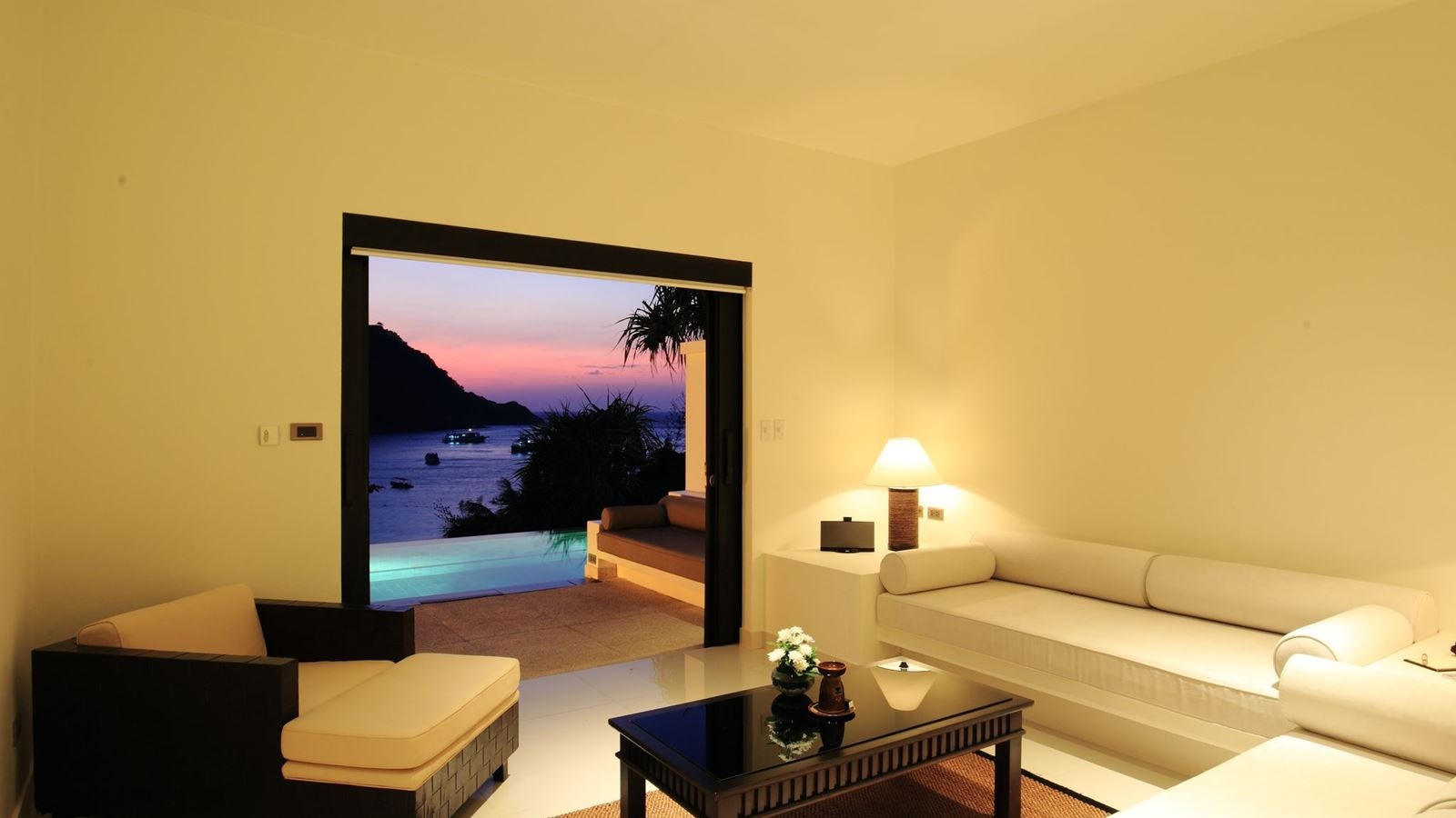 rooms-grand-pool-suite-sea-view