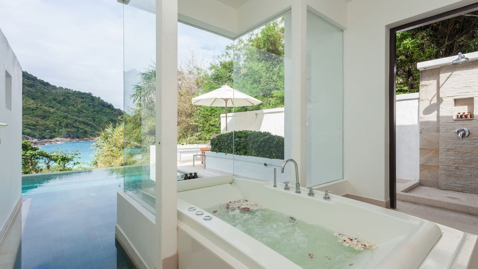 rooms-grand-pool-suite-sea-view