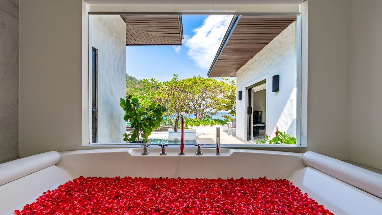 rooms-grand-pool-suite-beach-front