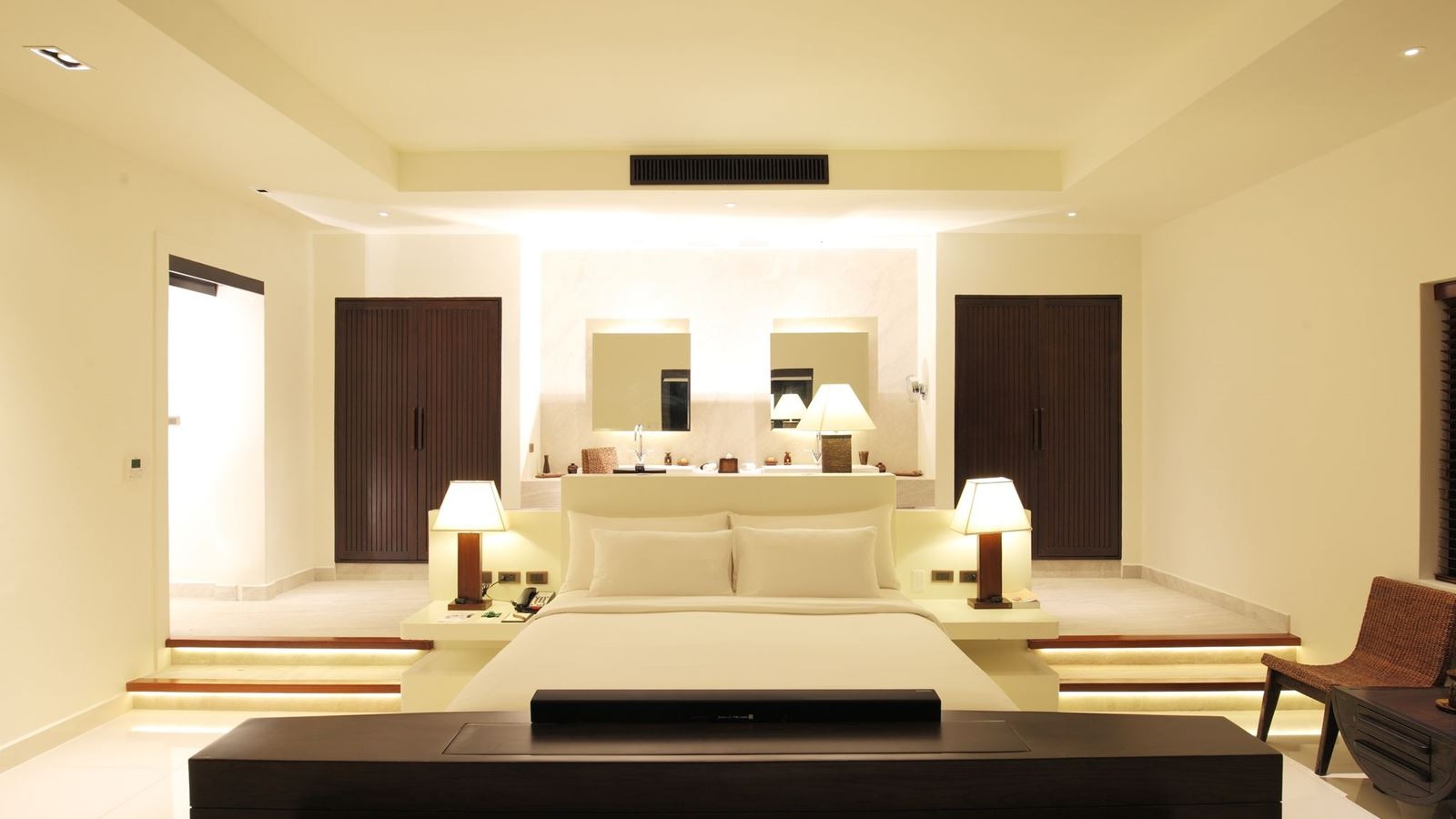 rooms-grand-pool-suite-beach-front