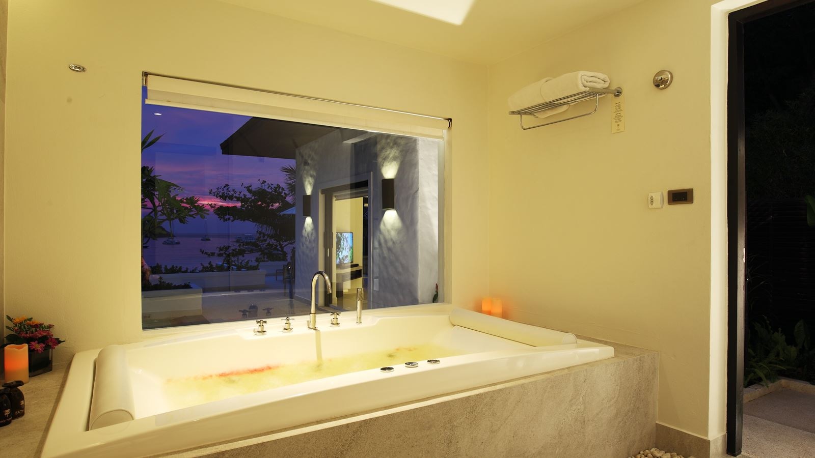 rooms-grand-pool-suite-beach-front