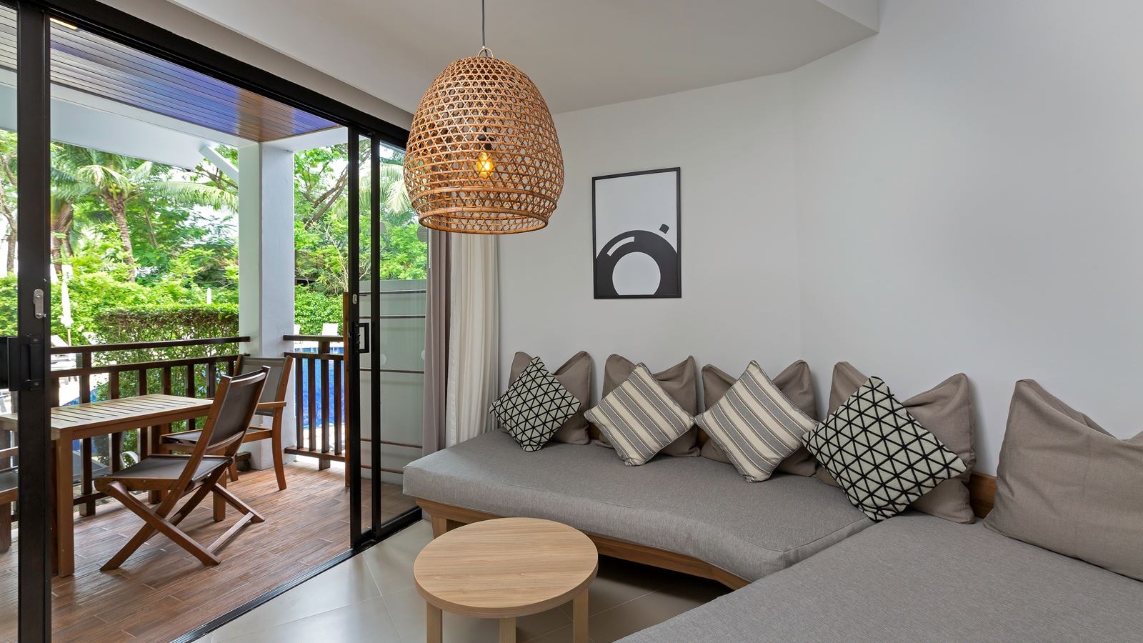 rooms-royal-studio-pool-access