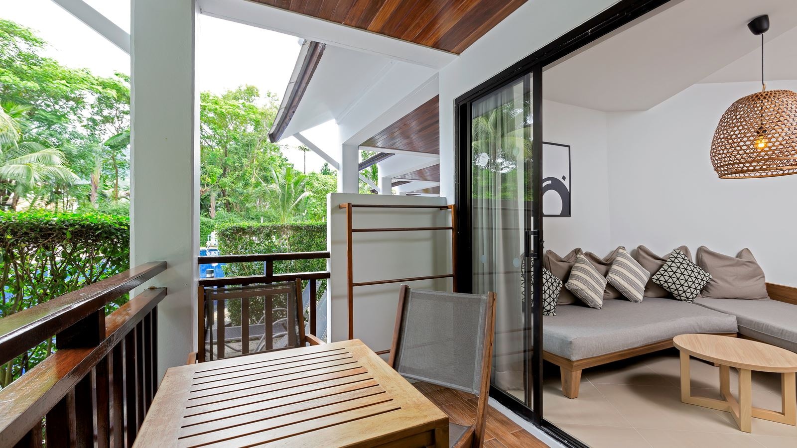 rooms-royal-studio-pool-access