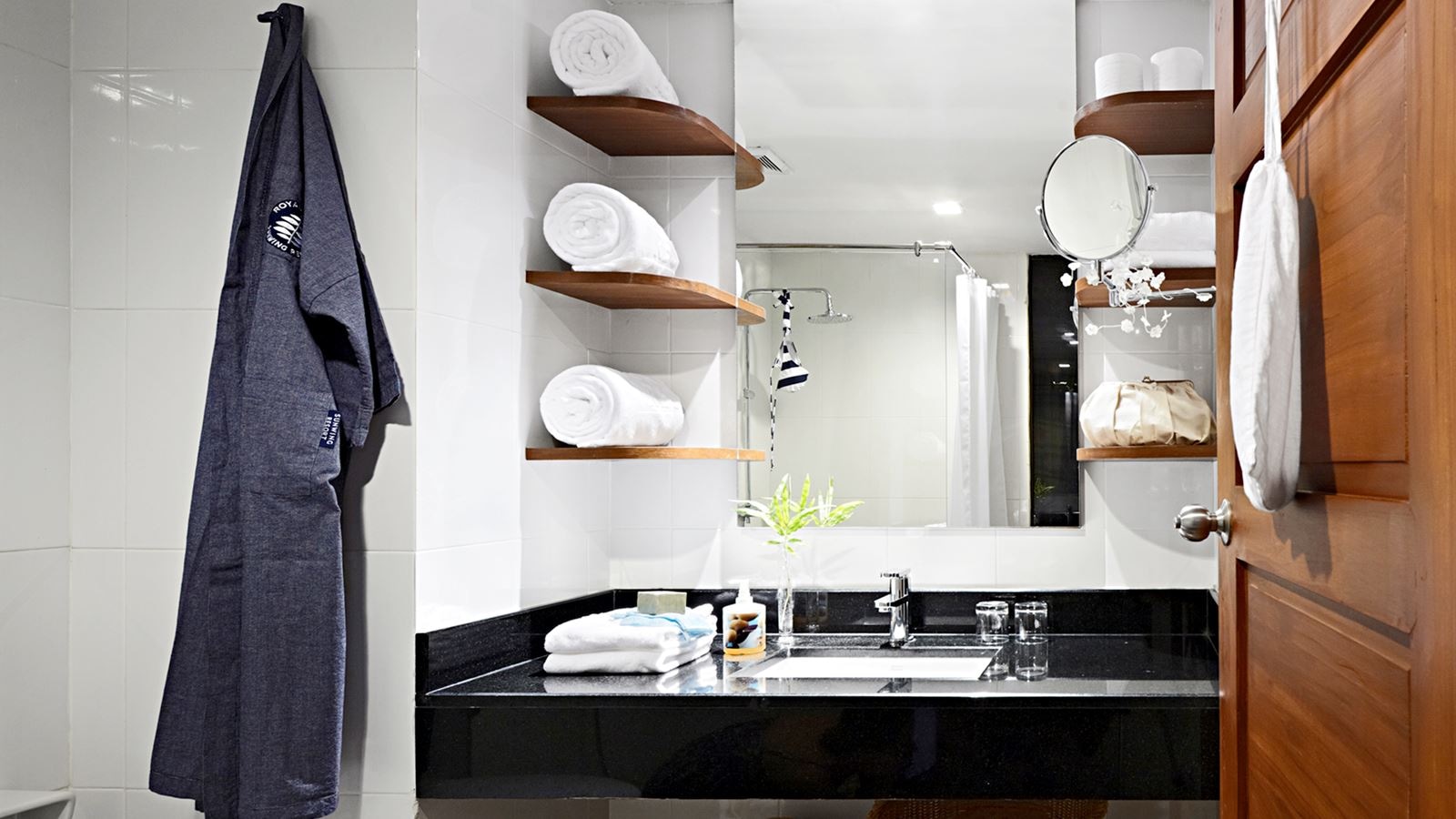 rooms-royal-studio-pool-access