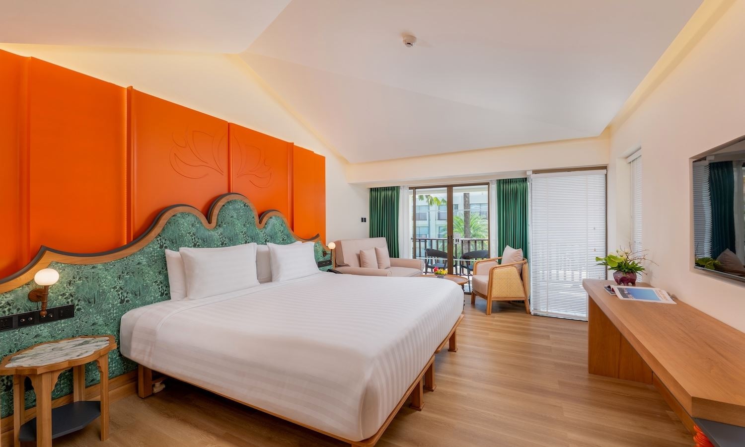 rooms-elite-pool-view