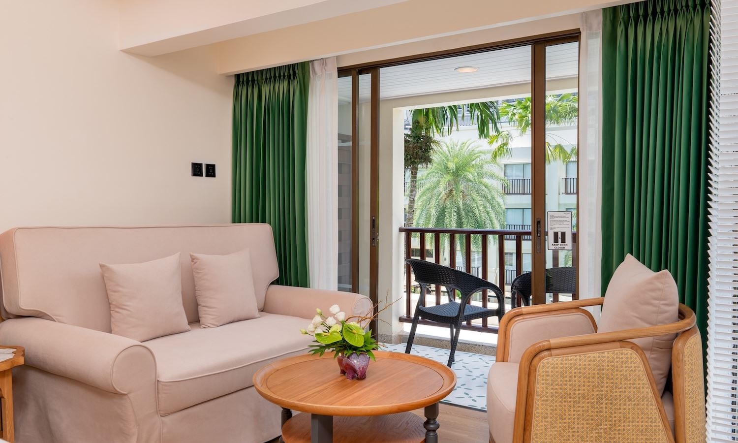 rooms-elite-pool-view