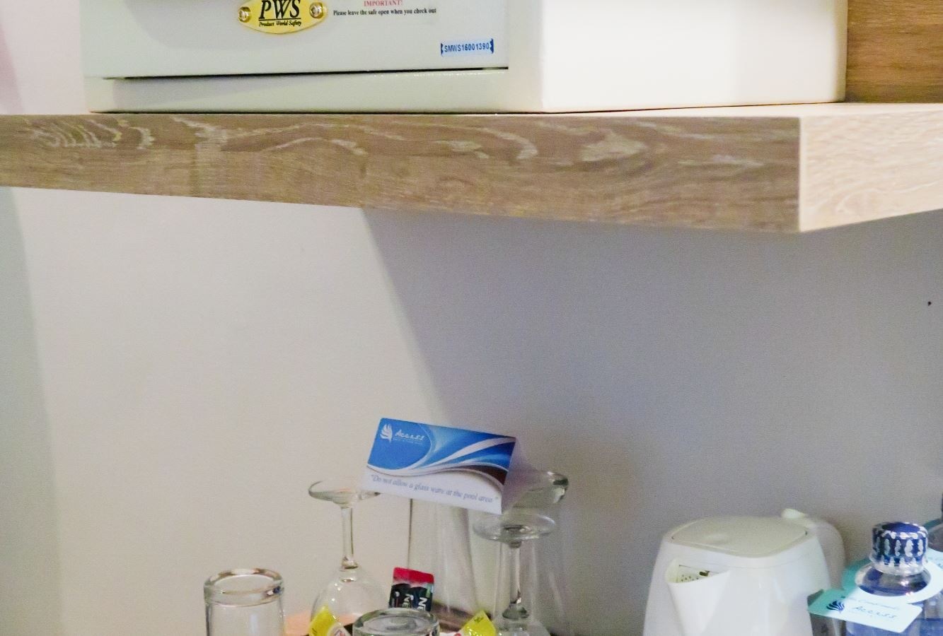 rooms-pool-suite-blue-wing