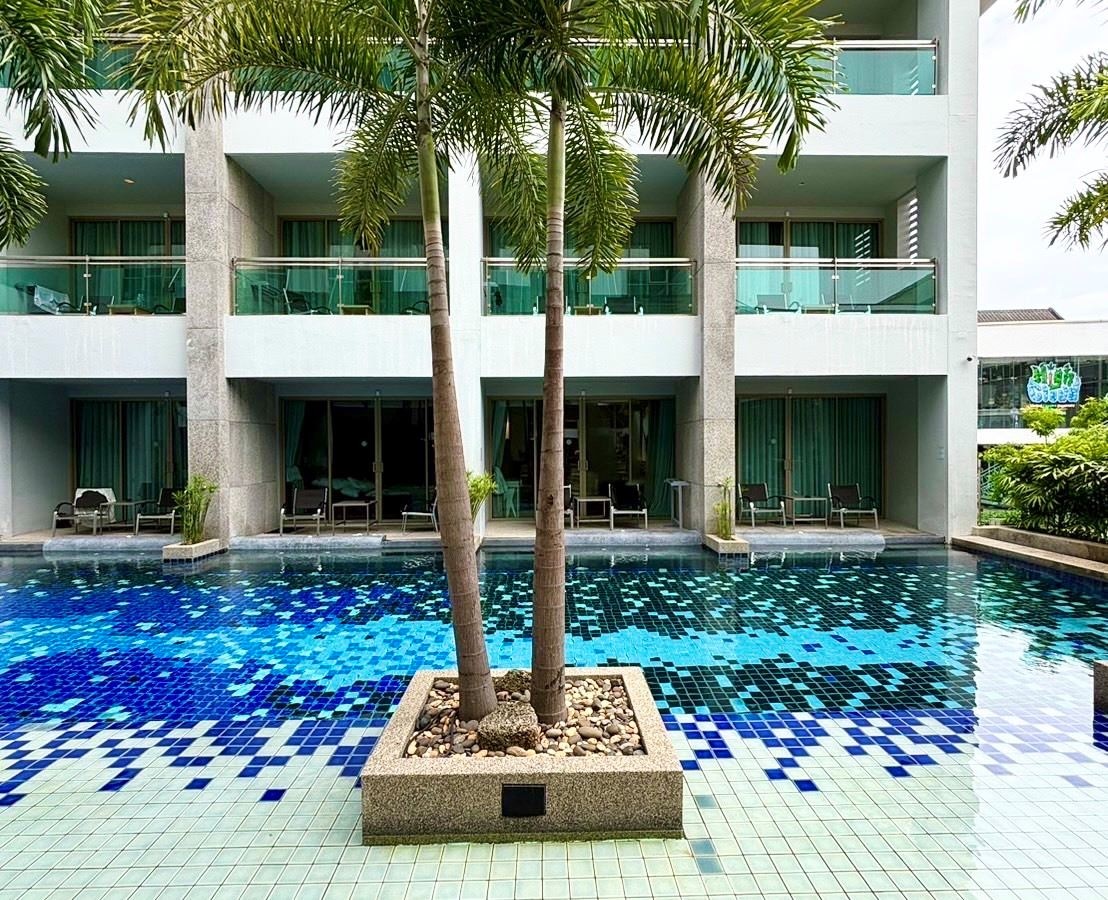 rooms-deluxe-urban-pool-access