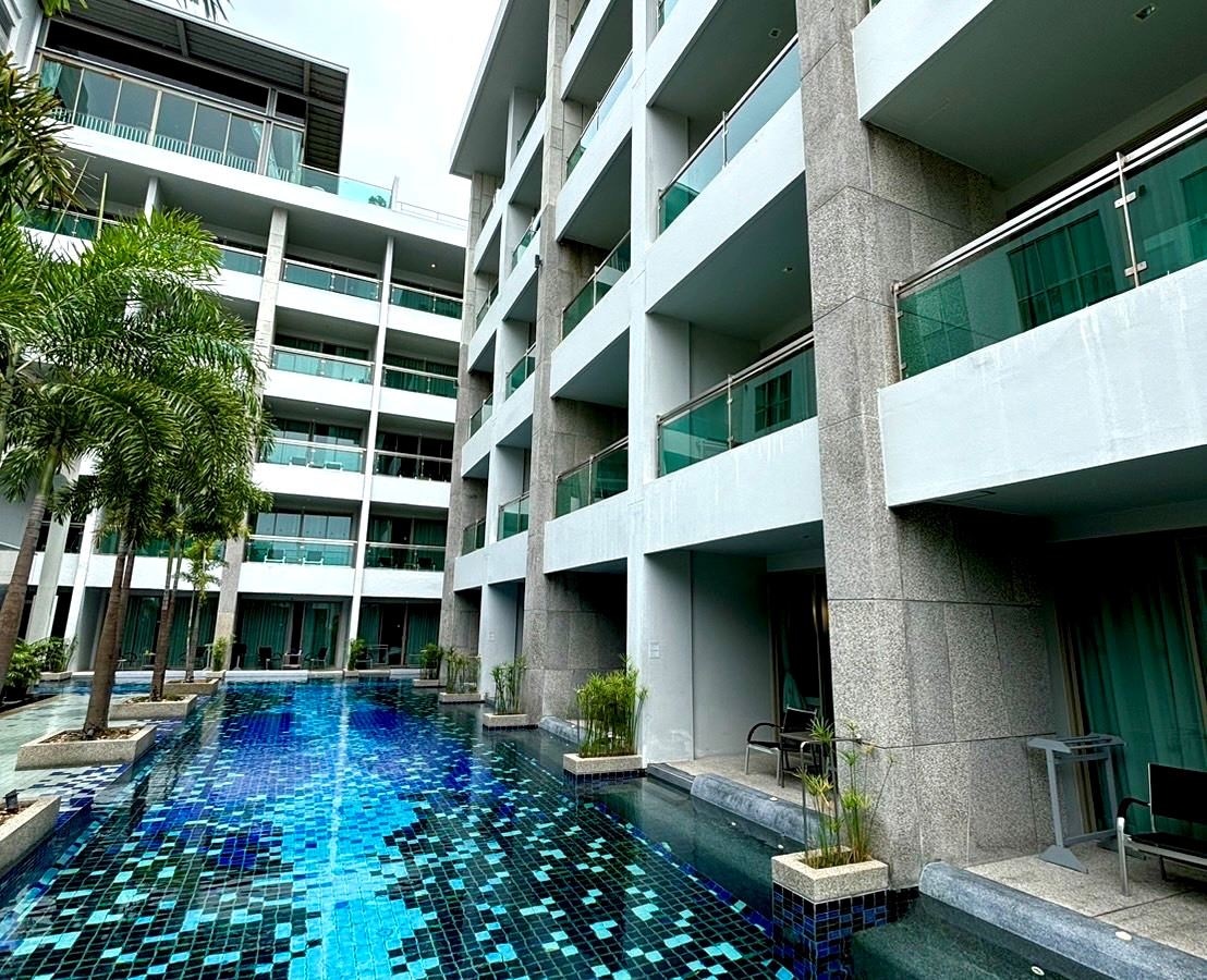 rooms-deluxe-urban-pool-access