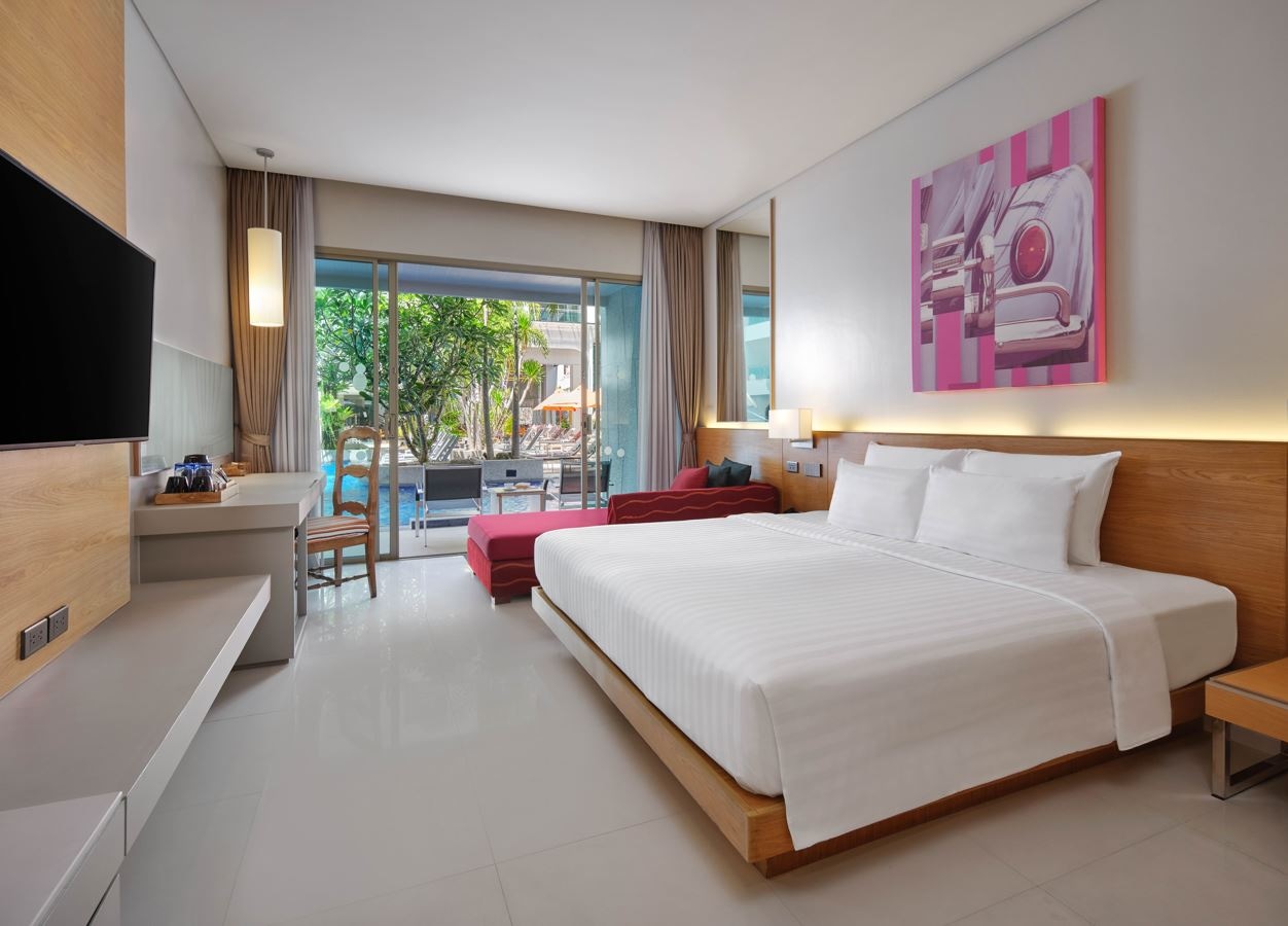 rooms-deluxe-urban-pool-access