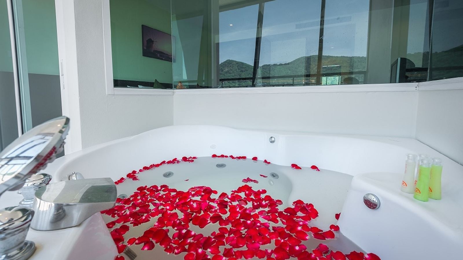 rooms-honeymoon-suite