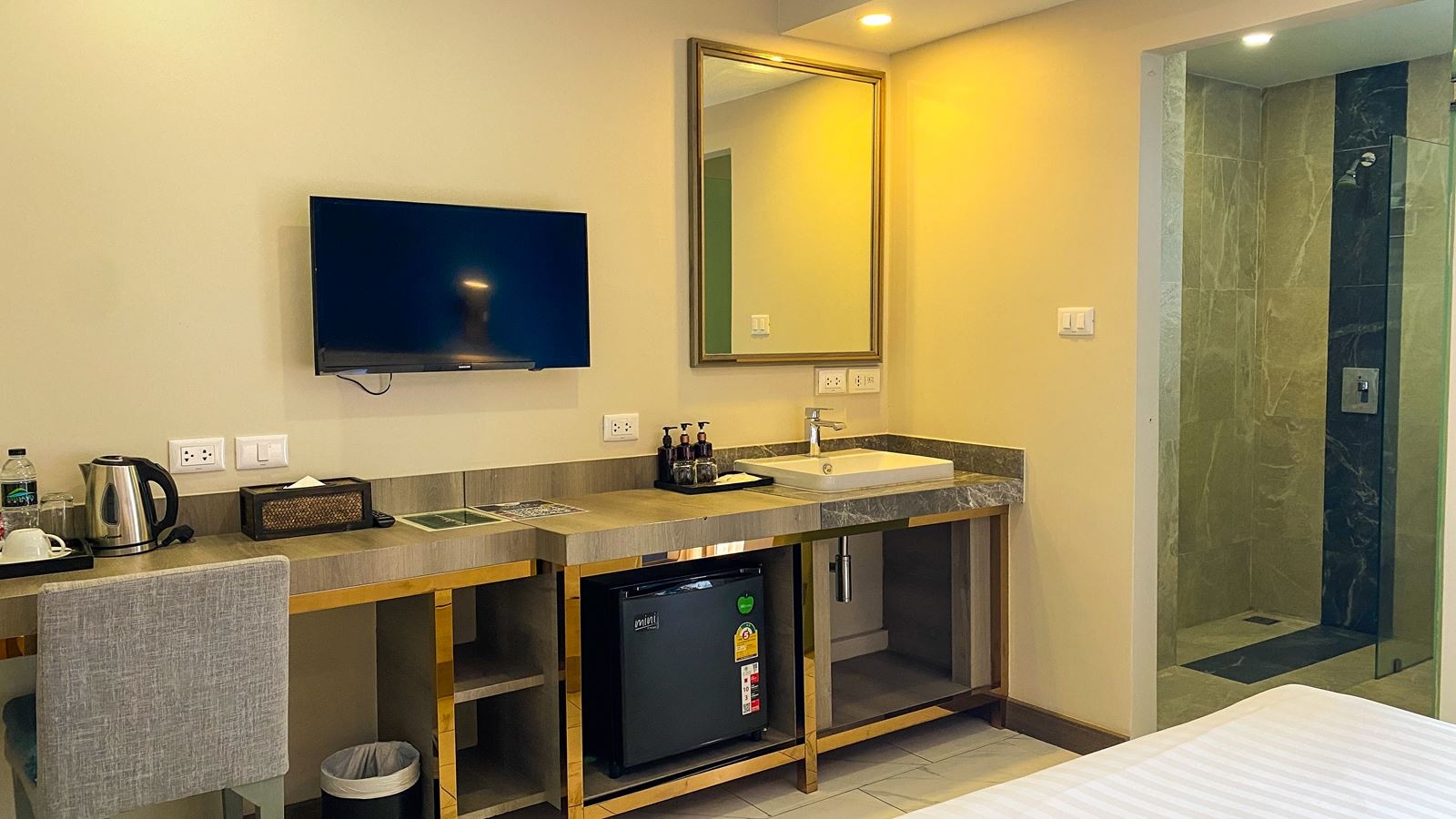 rooms-superior-city-view-king-bed-room