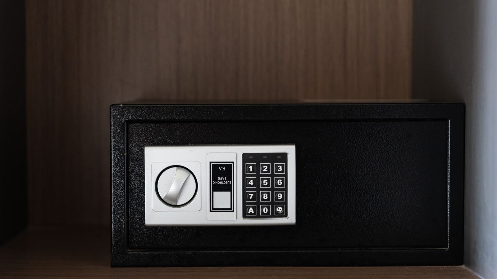 rooms-pool-access-room