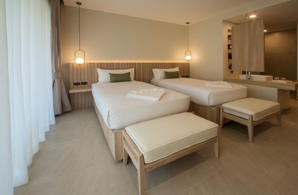 rooms-deluxe-pool-view