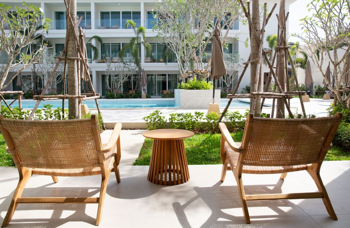 rooms-deluxe-pool-entrance