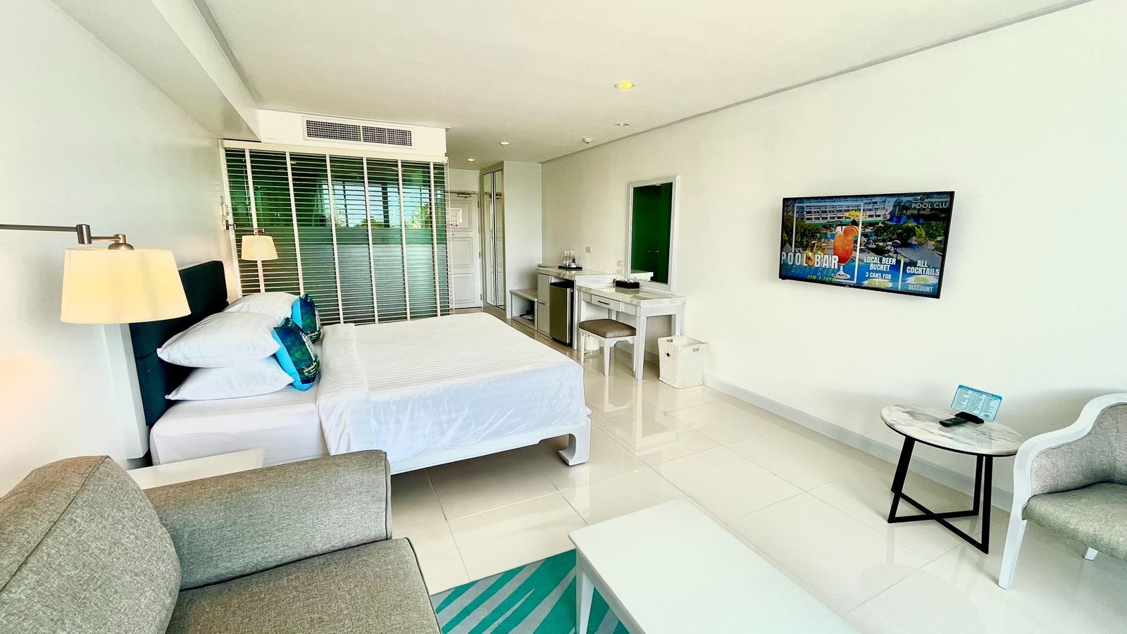 rooms-deluxe-pool-view