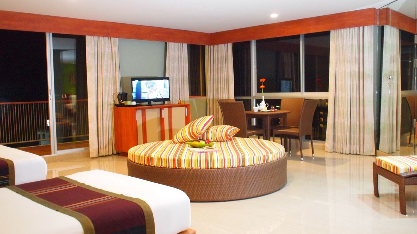 rooms-long-beach-family-suite