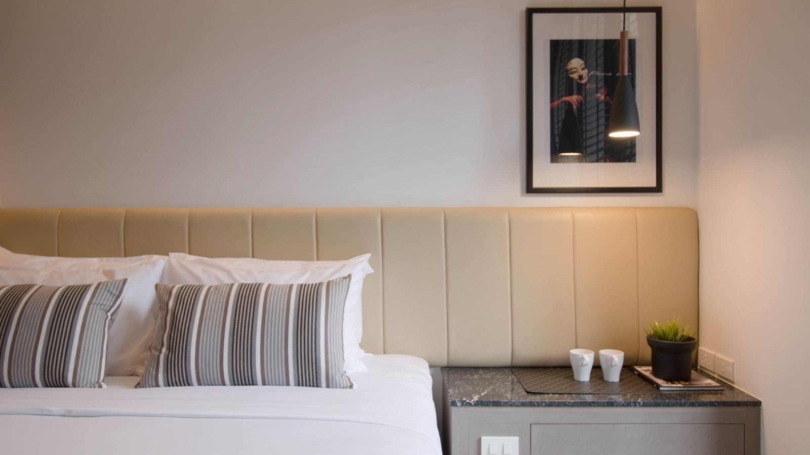 rooms-lakorn-poolside