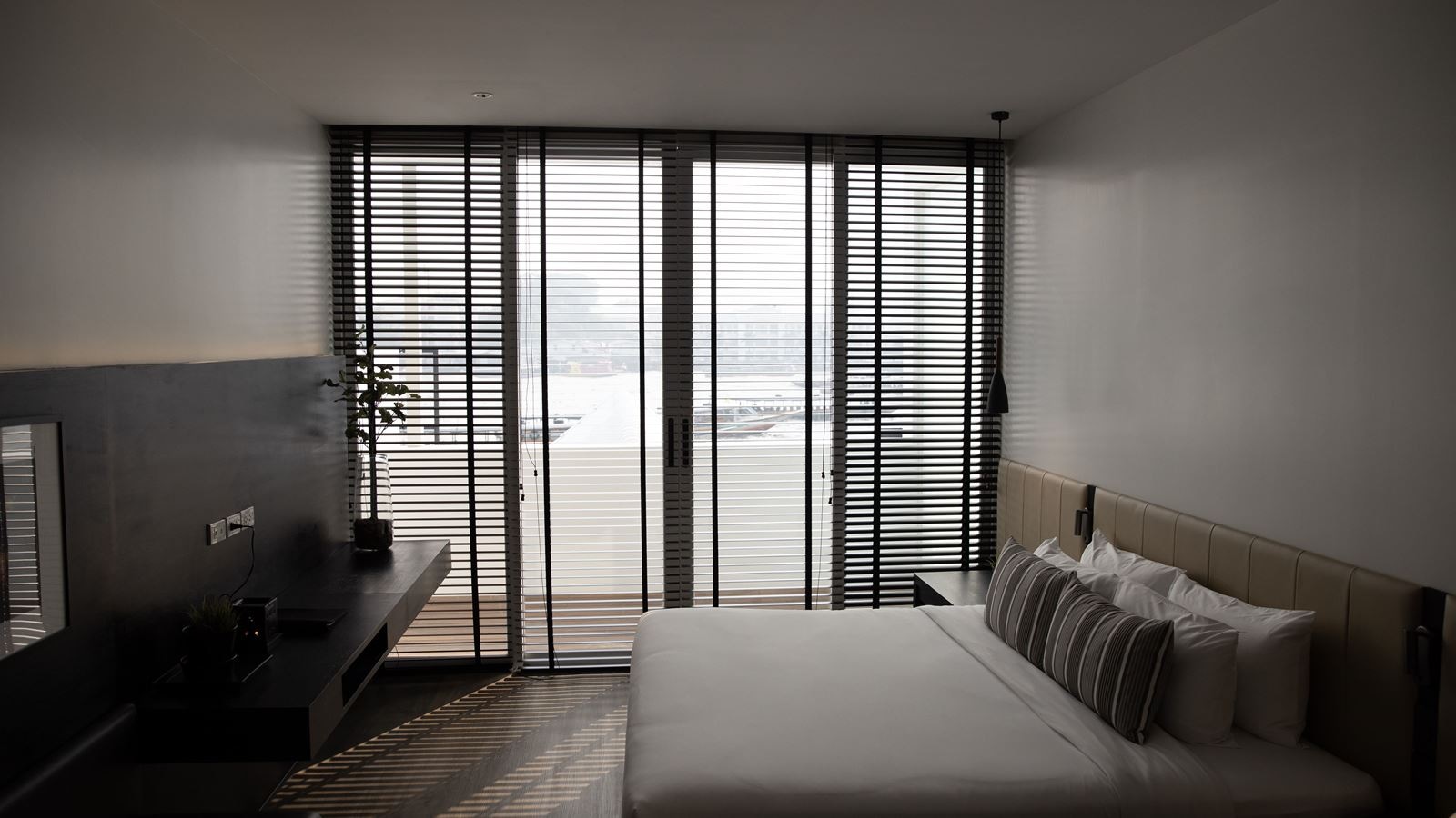 rooms-lilit-riverfront-suite-a