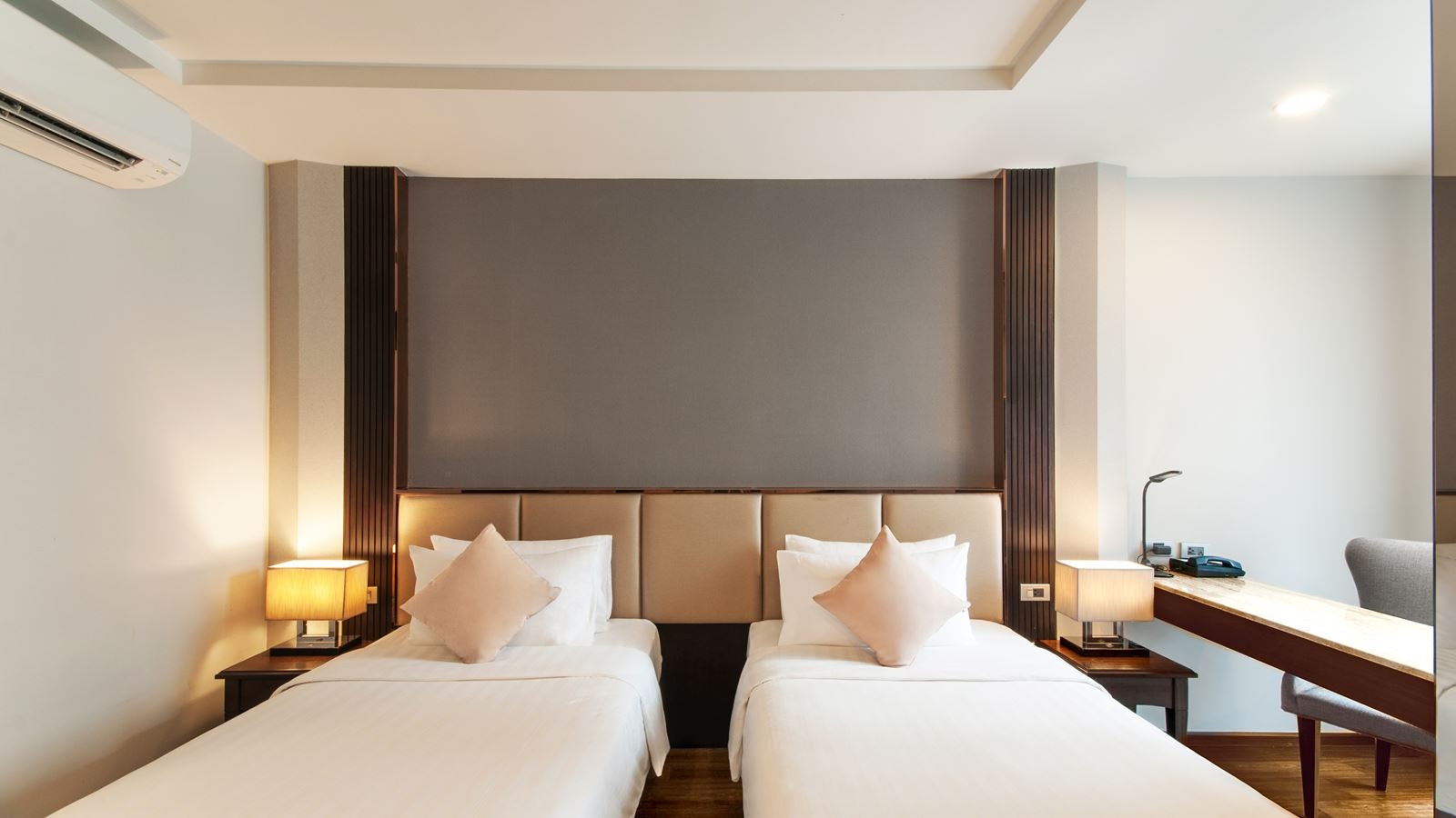 rooms-deluxe-room--king-or-twin