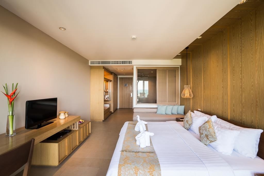 rooms-pool-view-jacuzzi-deluxe--hillside