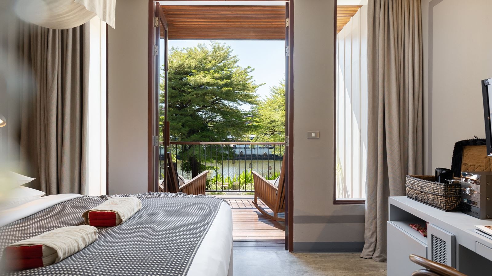 rooms-river-view-superior-balcony