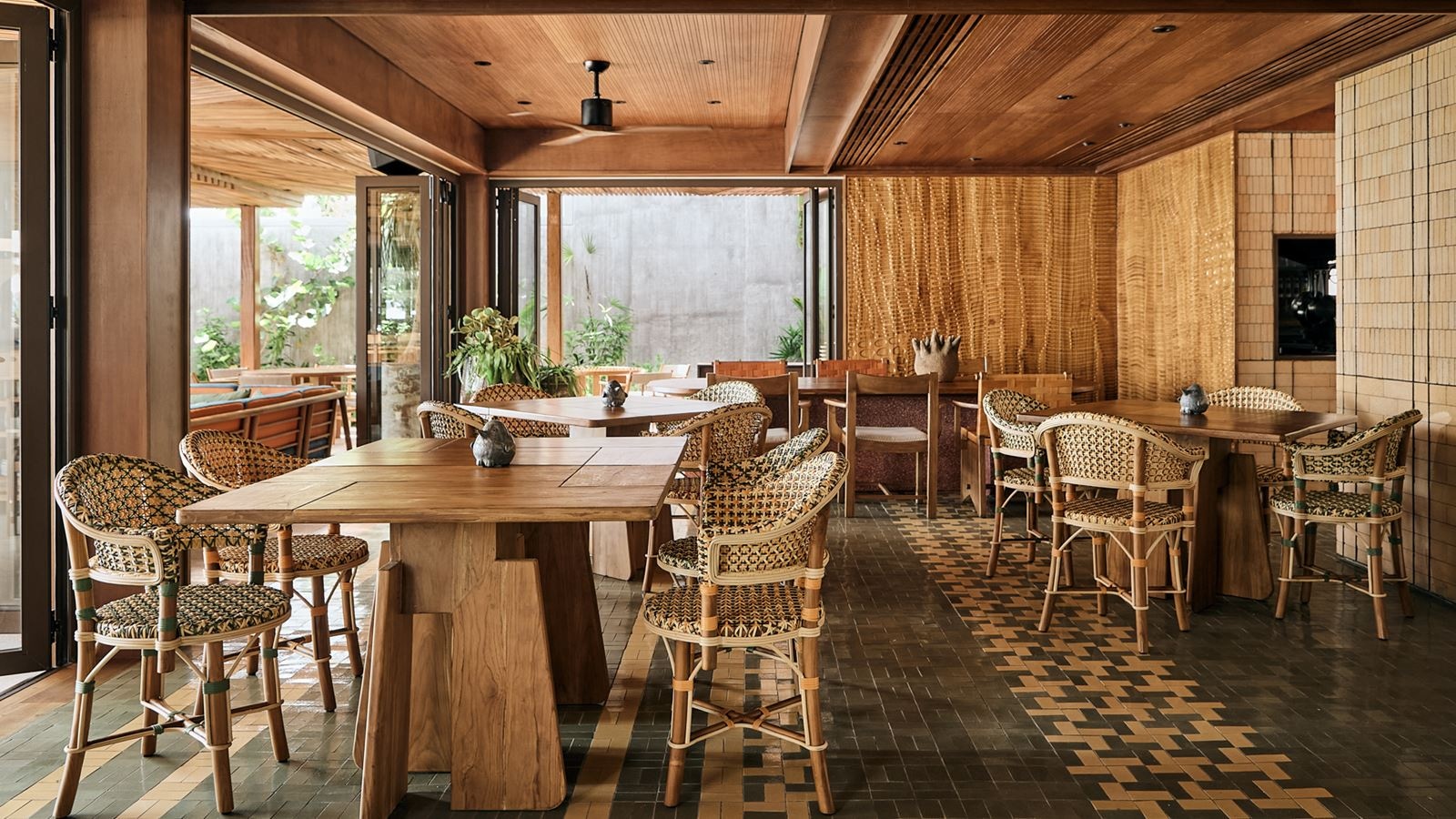 restaurants-laku-beach-club