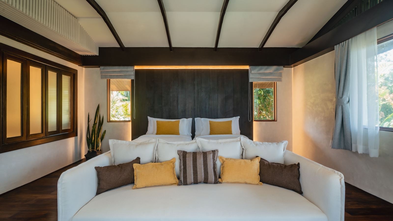 rooms-lux-3-bedroom-grand-beachfront-pool-villa