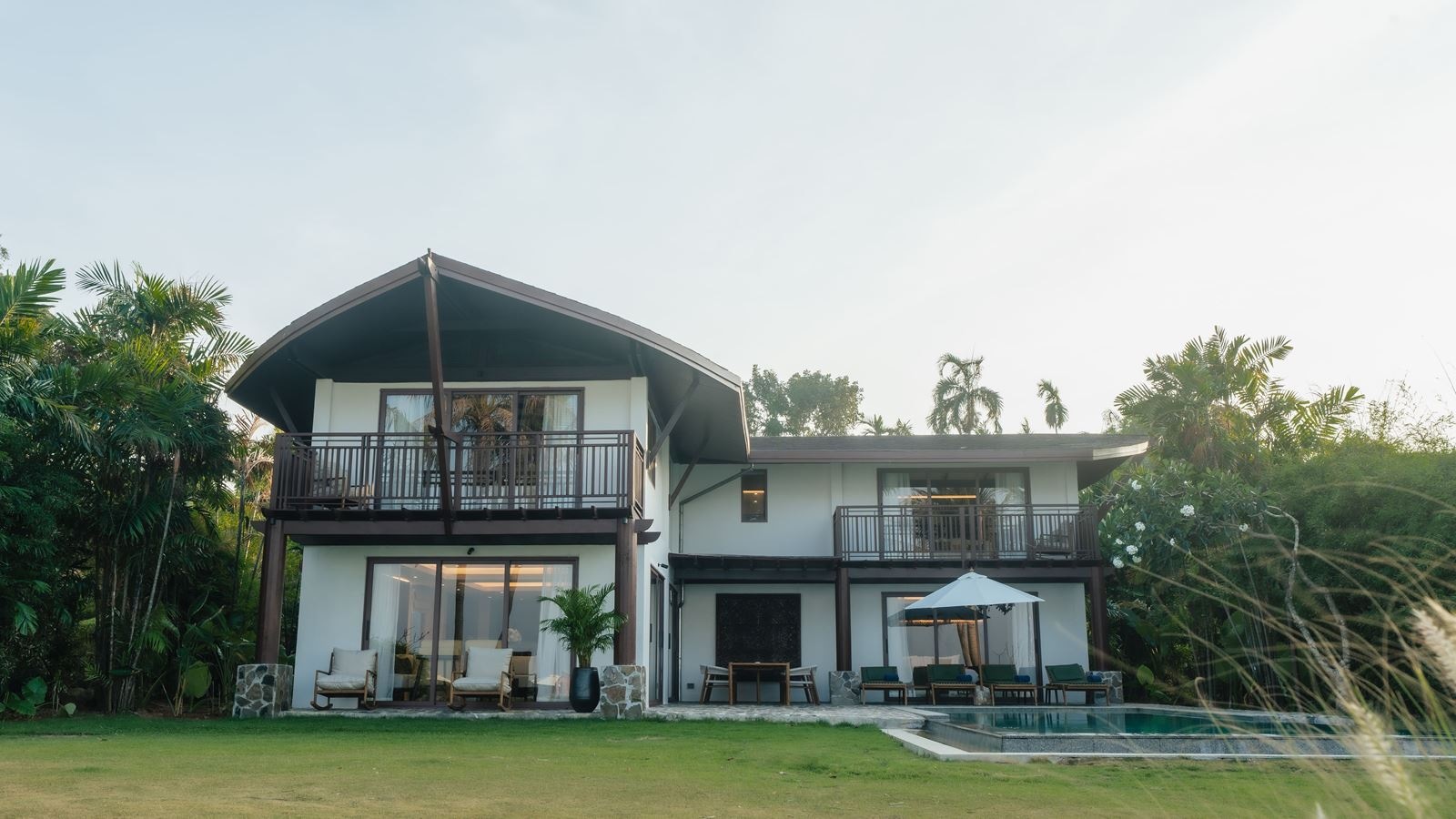 rooms-lux-3-bedroom-grand-beachfront-pool-villa