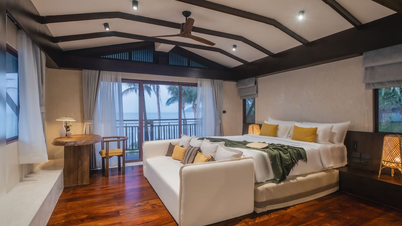 rooms-lux-3-bedroom-grand-beachfront-pool-villa