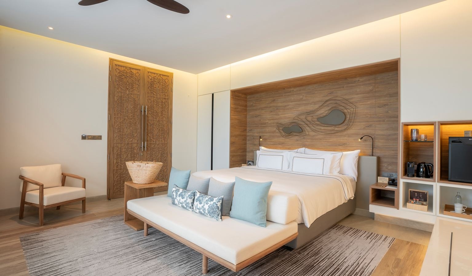 rooms-one-bedroom-suite-with-outdoor-bathtub