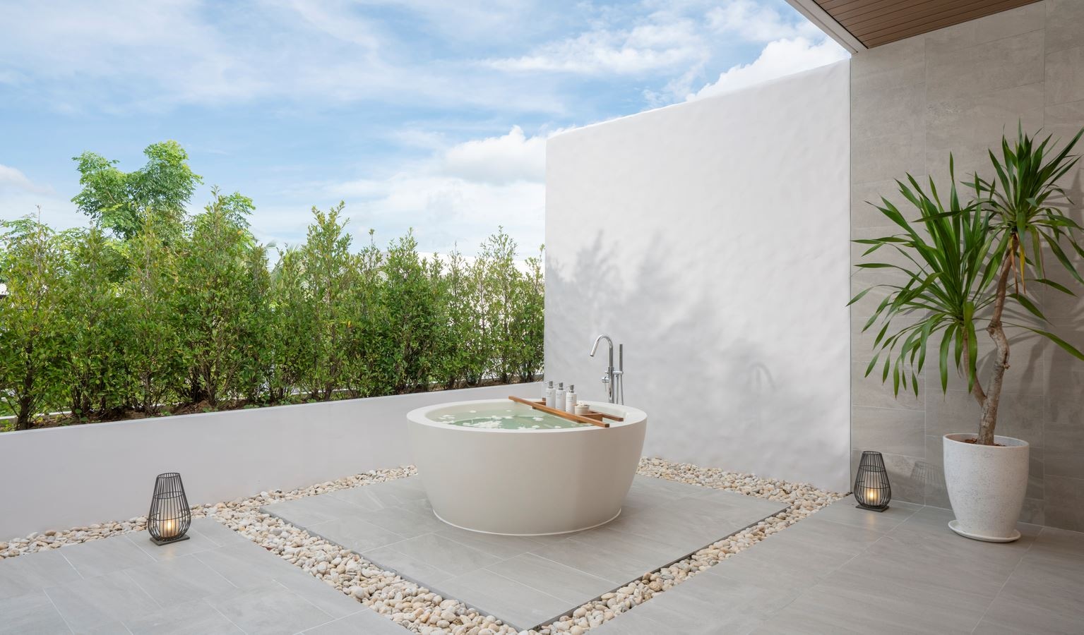 rooms-one-bedroom-suite-with-outdoor-bathtub