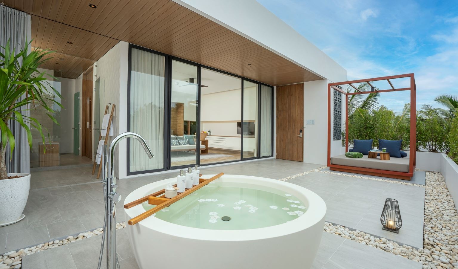 rooms-one-bedroom-suite-with-outdoor-bathtub